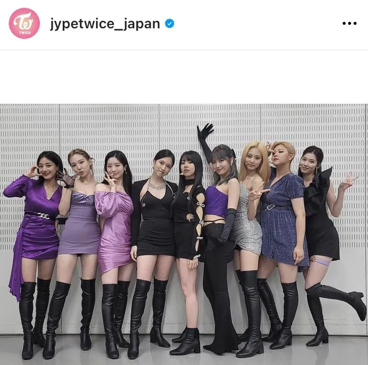 紫と黒を基調とした大人の魅力溢れるクールな衣装姿のTWICE