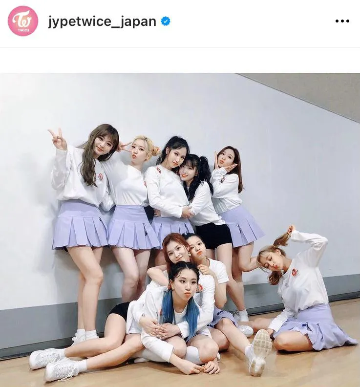 【写真】ミニスカートがキュート！かわいらしくおどけたポーズをとるTWICE