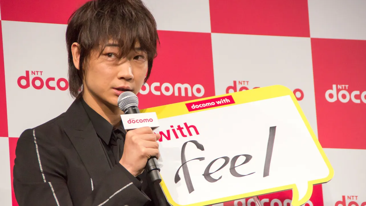 堤真一からツッコまれた「feel」について解説する綾野剛