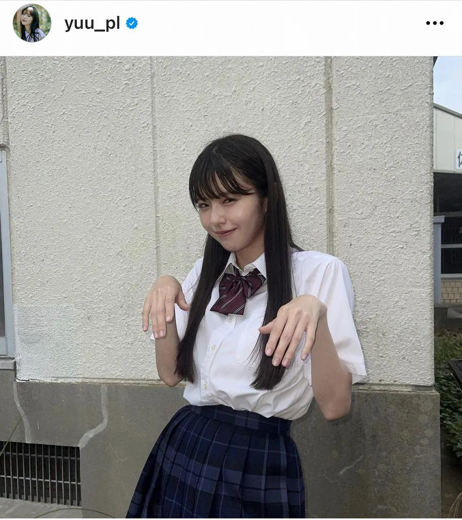 【写真】鈴木ゆうか、女子高生ルックで“うらめしや～！”ポーズ