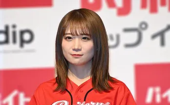 乃木坂46秋元真夏、“バカンス中”の幼少期ショット公開「私の両親はすごいと思うっ」両親に感謝