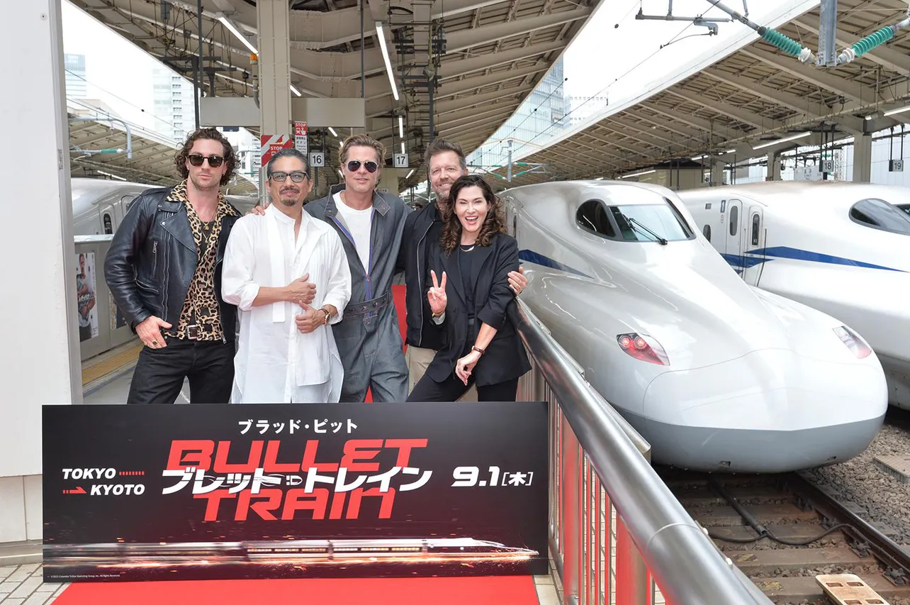 新幹線出発前に東京駅で記念撮影