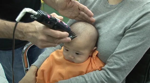 アルゼンチンに暮らす“特派員”から「赤ちゃんは生まれてすぐ、髪の毛を剃っちゃうんですよ!? ぜひ散髪屋さんに見に行ってみてください！」との報告が