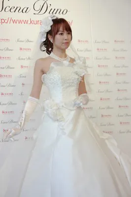 伊東美咲が結婚式で着用したものと同じドレス（フロント部分）