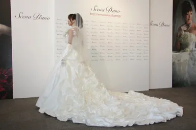 伊東美咲が結婚式で着用したものと同じドレス（バックライン強調バージョン）