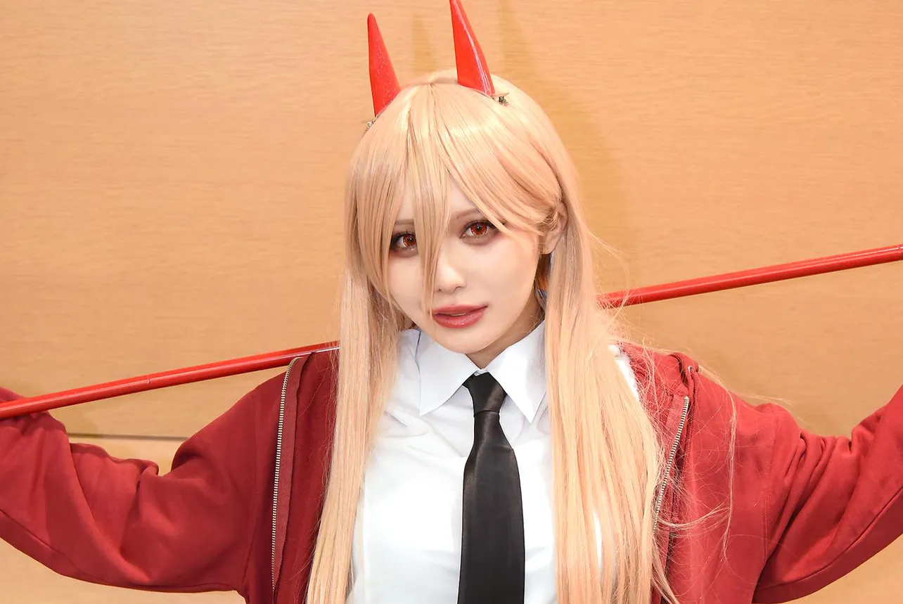 コスプレイヤー・mona、こだわりの『チェンソーマン』コスプレ姿「後ろ