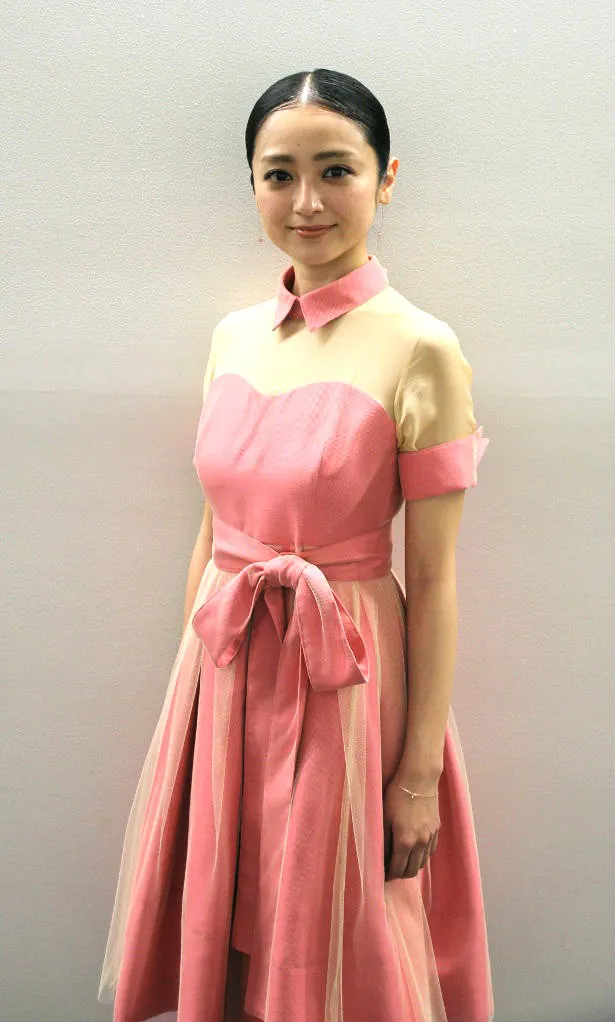 【写真を見る】会見ではピンクのドレスコードに合わせ、かわいらしいドレスで登場