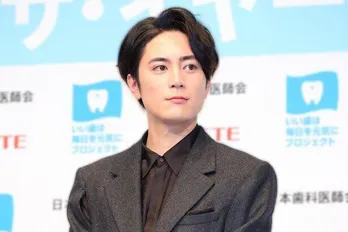 波瑠、間宮祥太朗、落合モトキの“伸びしろパンチ”ショットに「パンチ姿がきまってます!」<魔法のリノベ>