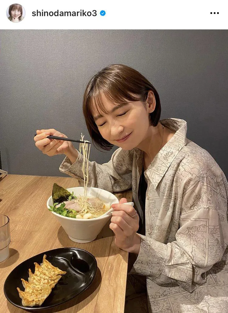 【写真】幸せが伝わる笑顔…ラーメンと餃子の最高コラボを堪能する篠田麻里子