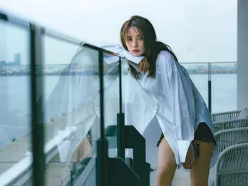 櫻坂46小林由依、白シャツにガーターベルト…クールな大人の色香で魅了 2nd写真集から先行カット公開
