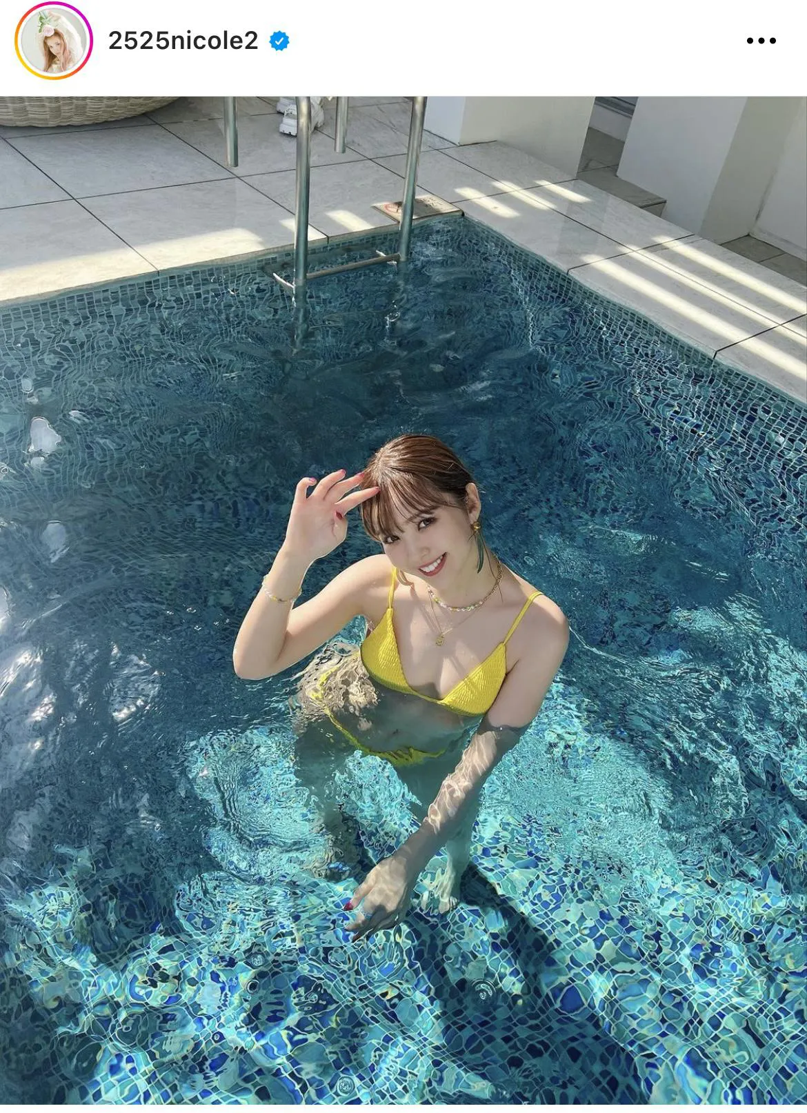 黄色いビキニでプールを満喫、はじける夏ショット公開の藤田二コル
