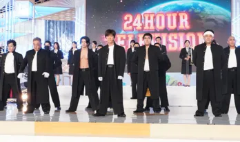 <24時間テレビ>内村光良ら「突破応援団」がチャリティーランナー兼近大樹を応援 中継先の兼近も笑顔で「届きましたー!」