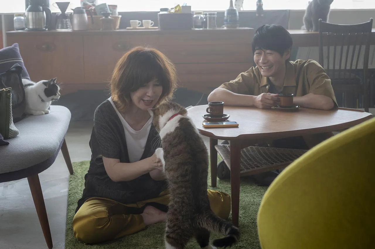 【写真】自身が飼うネコと遊ぶ京子(YOU)の姿に目尻を下げる悟(戸次重幸)