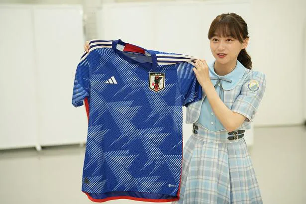 【写真を見る】「アディダス サッカー日本代表2022 ユニフォーム」を手にした日向坂46の影山優佳