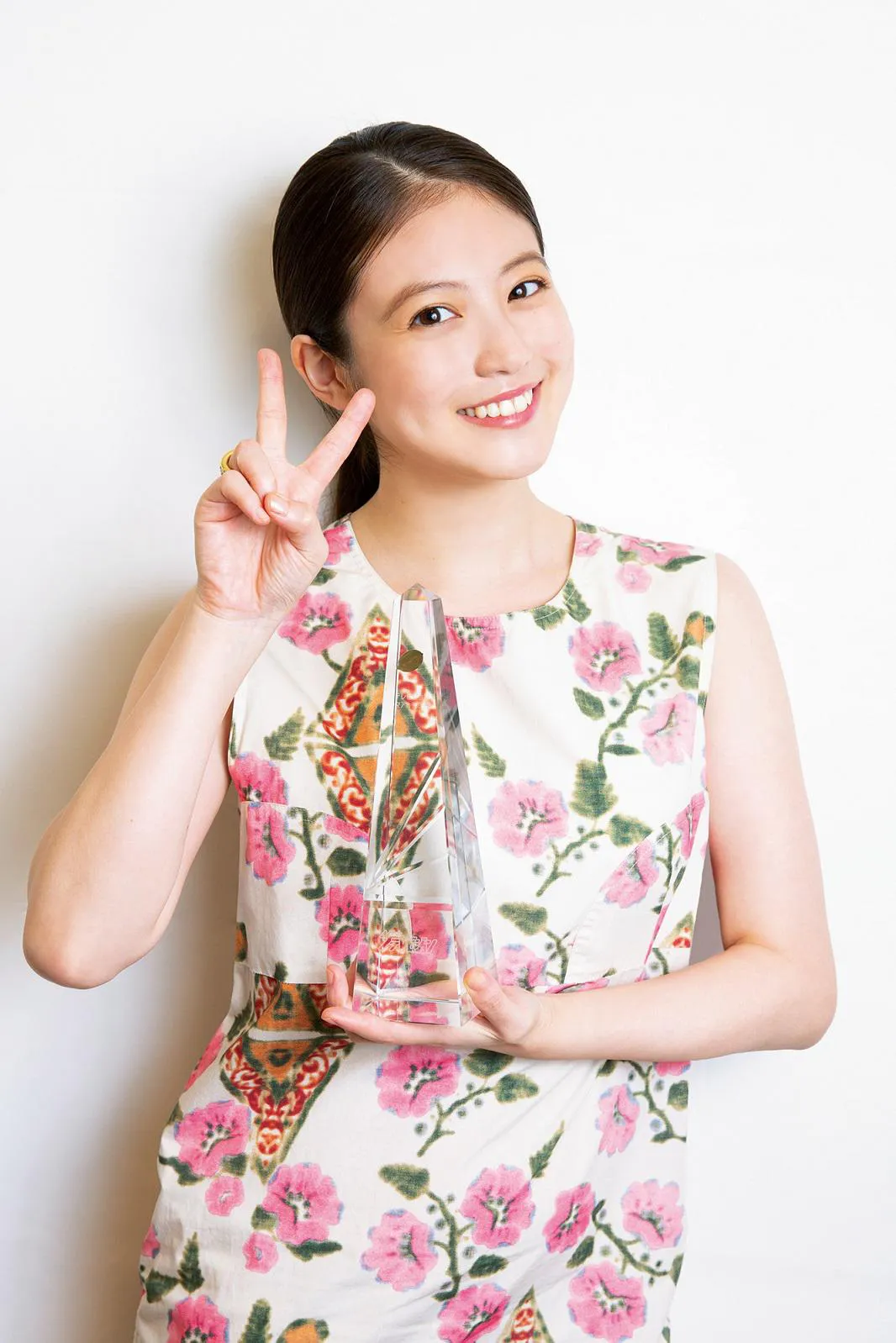 【写真】主演女優賞を受賞した今田美桜はトロフィーを手に笑顔