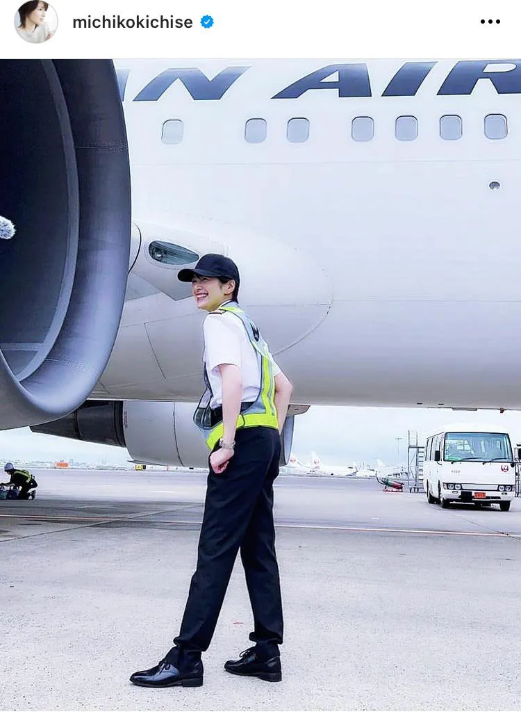 【写真】吉瀬美智子、“スタイル良すぎ…！”大きな飛行機の前でパイロットの制服に身を包んだオフショット