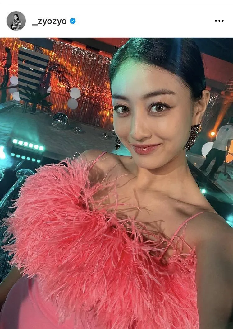 画像・写真 TWICE・ジヒョ、鍛え抜かれた“美腹筋チラ見せ”のロックな