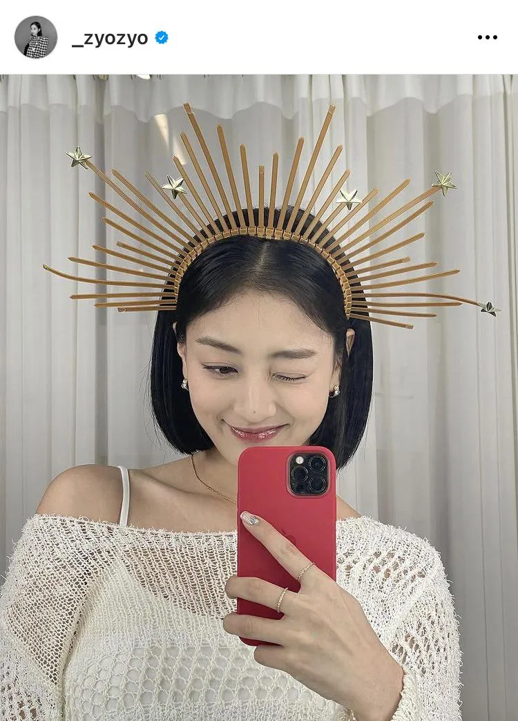 【写真】女神のよう…華やかな冠をつけ鏡ごしのウインクセルフィーを披露したTWICE・ジヒョ