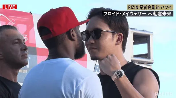 【写真を見る】「超RIZIN」「RIZIN.38」会見にて舌戦をくり広げたフロイド・メイウェザー選手と朝倉未来選手