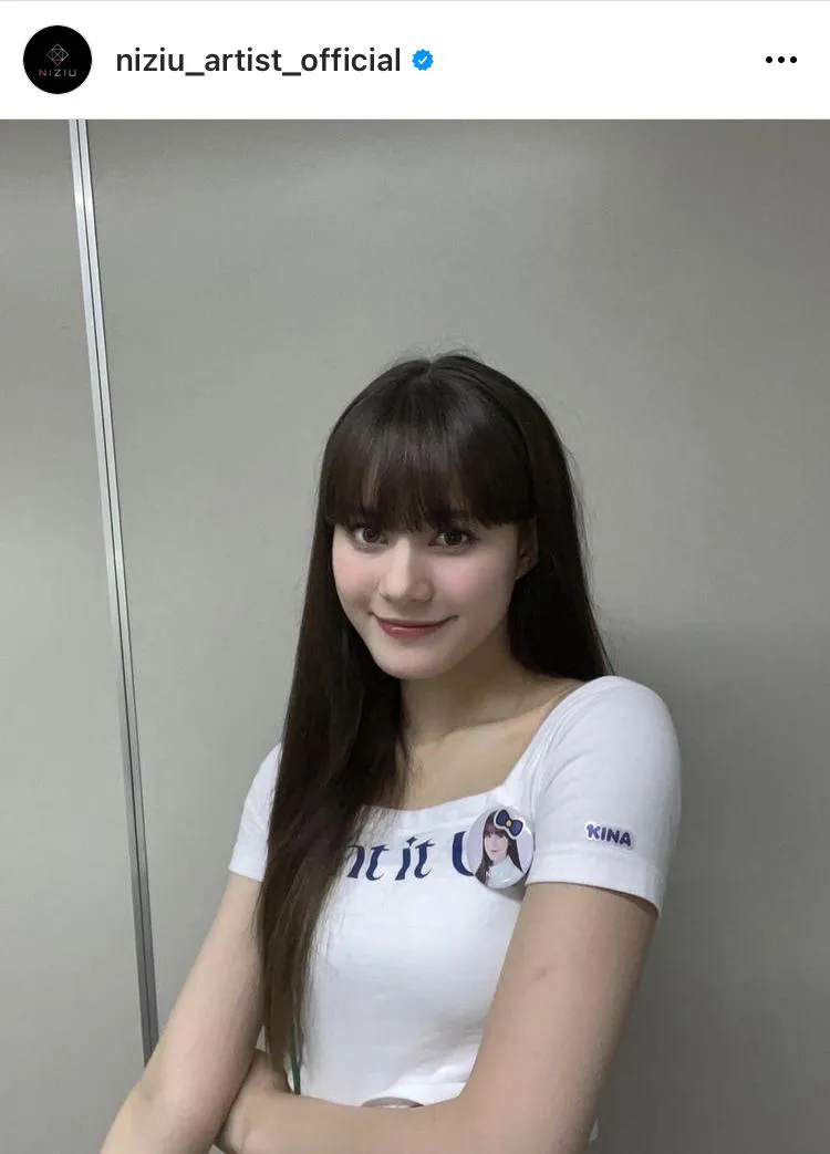 白いツアーTシャツで…女優のような美しいソロショットを披露するNiziU・ニナ