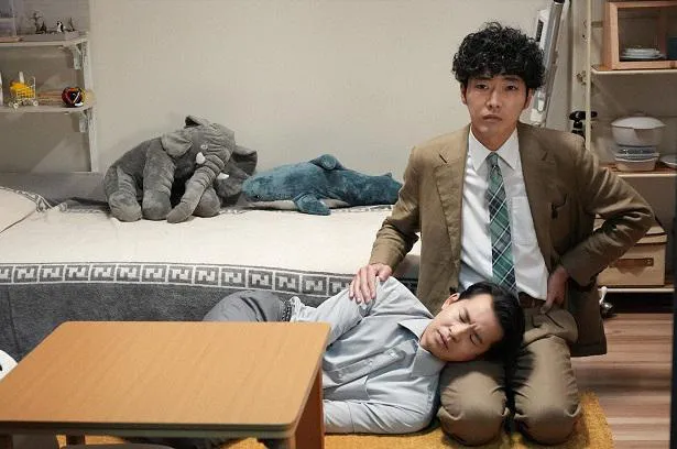 【写真】“どういう状況!?”仲野太賀“悠日”を膝枕する柄本佑“琉夏”