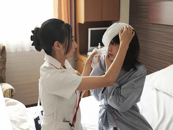 【写真】福本莉子“アリサ”の包帯をほどこうとするベッキー“山根”