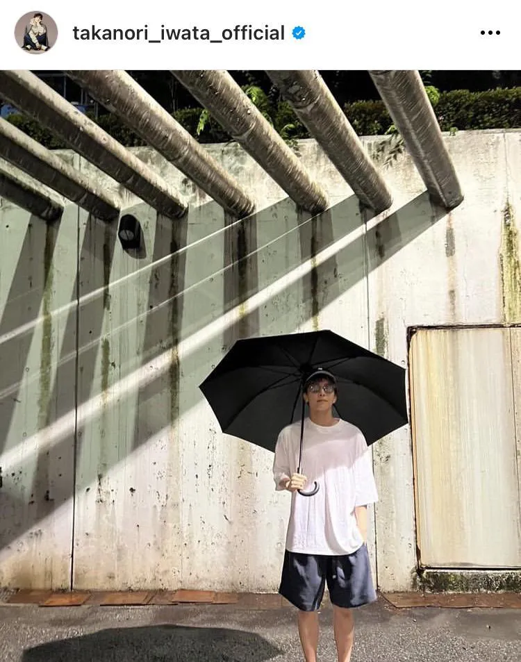 日傘とサングラスで紫外線対策！どんなファッションでもかっこよすぎる岩田剛典