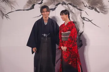 横浜流星「全ての魂を込めて描きました」清原果耶と水墨画のライブパフォーマンス＜TGC＞　