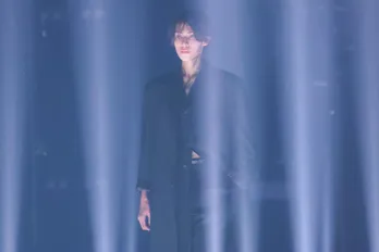 Snow Manラウール、黒に統一されたコーデ＆圧倒的な存在感で魅了＜TGC＞　