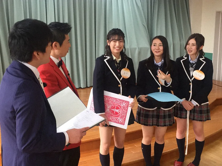「SKE48　むすびのイチバン！」で北川綾巴、松本慈子、荒井優希がマジックに挑戦する(写真右から)