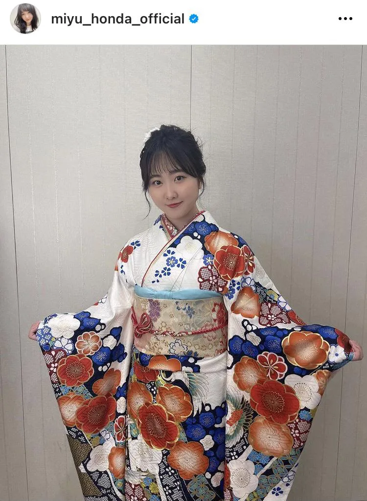 京都美人…花の模様があしらわれた艶やかな振袖着で大人の魅力を披露する本田望結