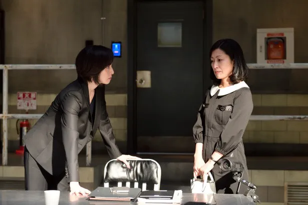 「緊急取調室」第6話では、(写真左から)天海祐希が鶴田真由と取調室で対峙！