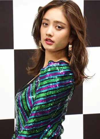 谷まりあ、スレンダーなボディ際立つワンピースショットに反響「美の共演」「映え!」