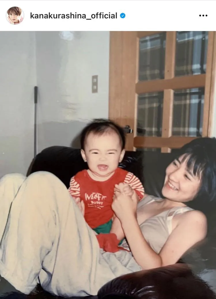 【写真】お母様そっくり…母と写る幼少期の写真を公開した倉科カナ