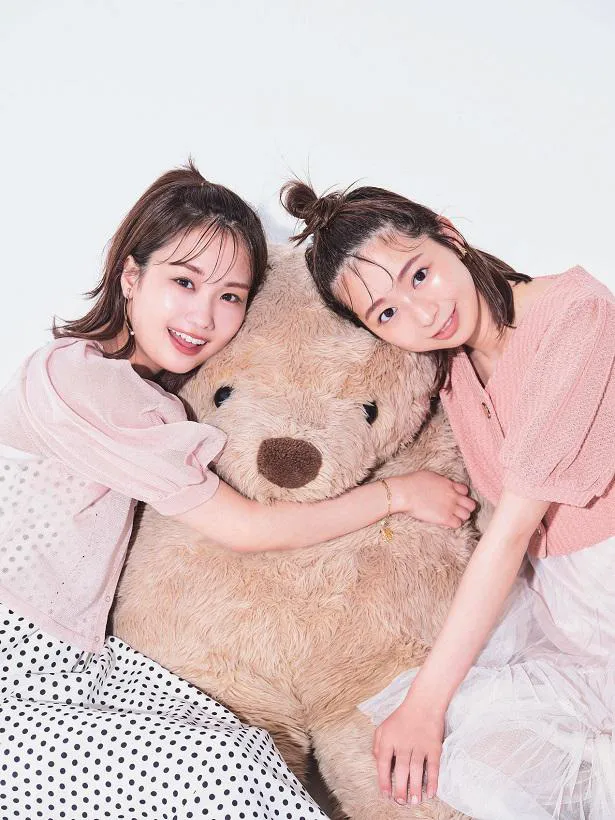 【写真】大きなクマのぬいぐるみに抱きつく井上清華アナ、小室瑛莉子アナ(写真左から)