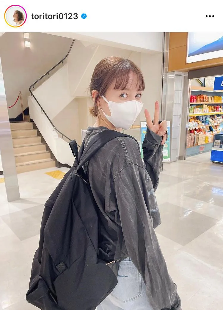 メンズの大き目リュックを背負って振り向き美人なトリンドル玲奈