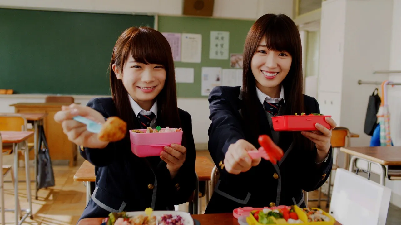 秋元真夏（左）と高山一実、どちらのお弁当を食べる？