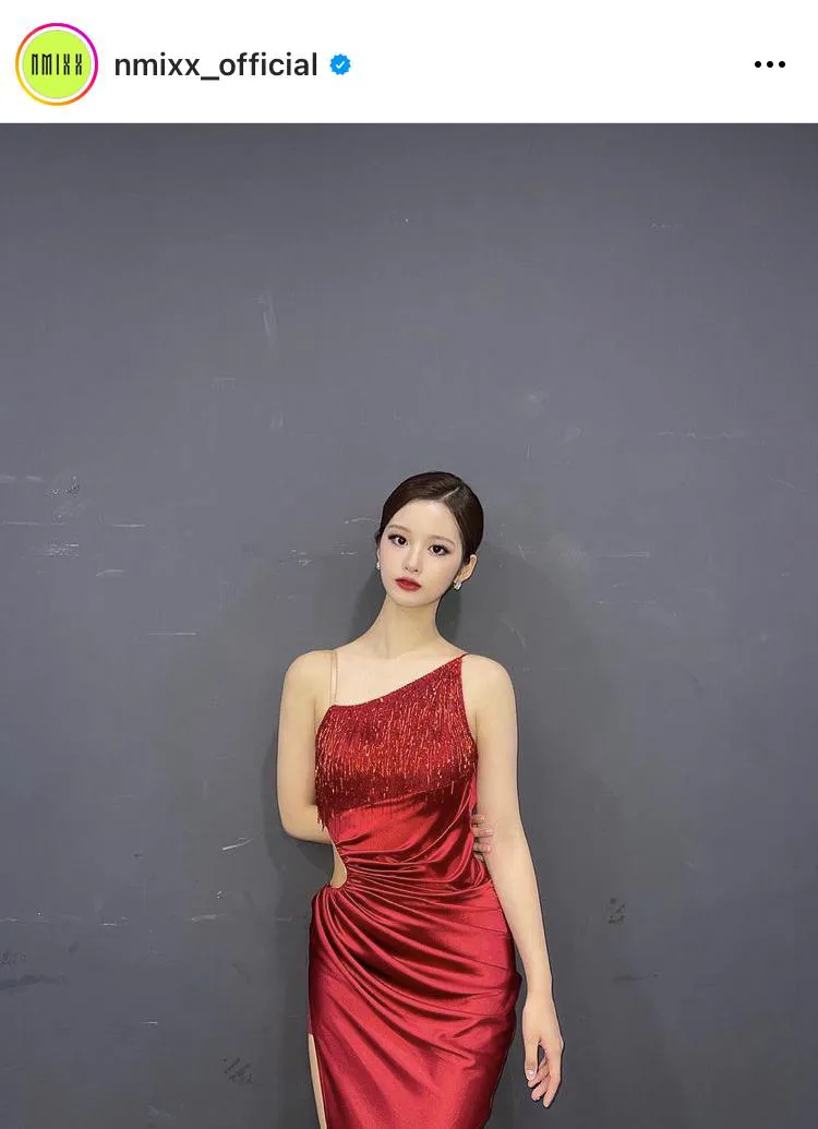 白肌あらわな真っ赤なドレスで美しすぎる横顔を披露するソリュン