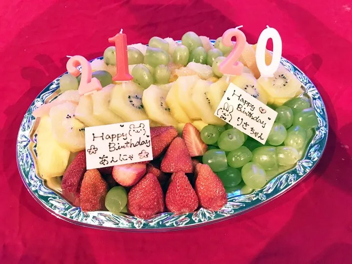 石田が5月27日(土)、後藤理沙子が5月29日(月)に誕生日を迎えるということで、番組スタッフより「Happy Birthday あんにゃ」「Happy Birthday りさちゃん」のプレートが載ったフルーツ盛りが登場