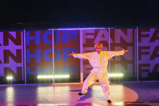【写真】ツナギ姿でダイナミックに踊る佐藤大樹　ライブツアー“FAN FAN HOP”の模様