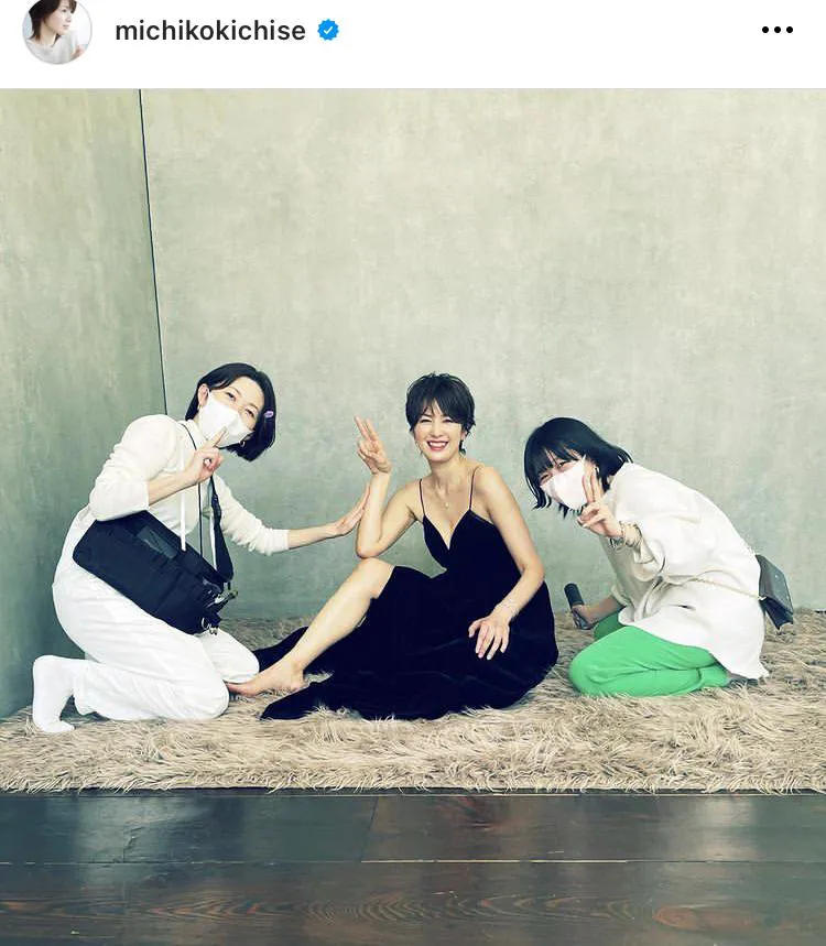  【写真】吉瀬美智子、セクシーな黒ドレスの撮影オフショット