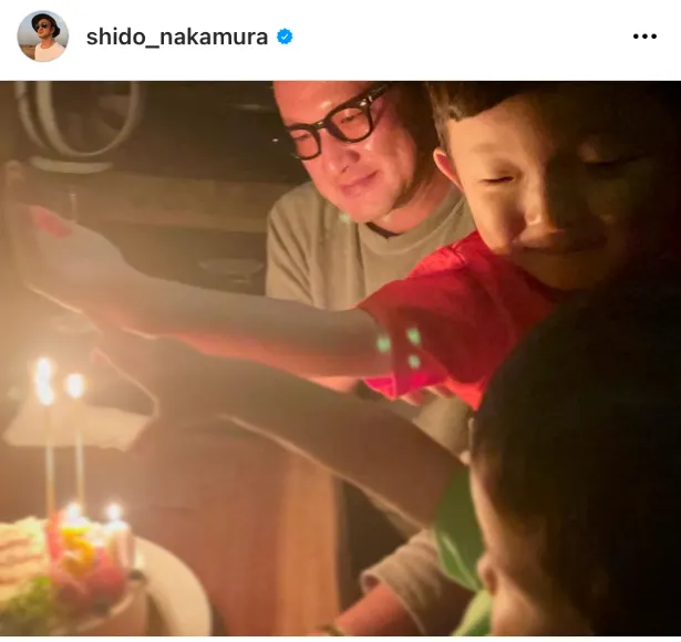【写真】50歳を迎えた中村獅童、ケーキの前でたわむれる息子二人の横で感慨深げ