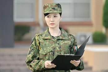 白石麻衣、“胸ぐらつかみ”キスシーンに「カッコいい」の声 『テッパチ』で挑んだ“強い女性”の新境地