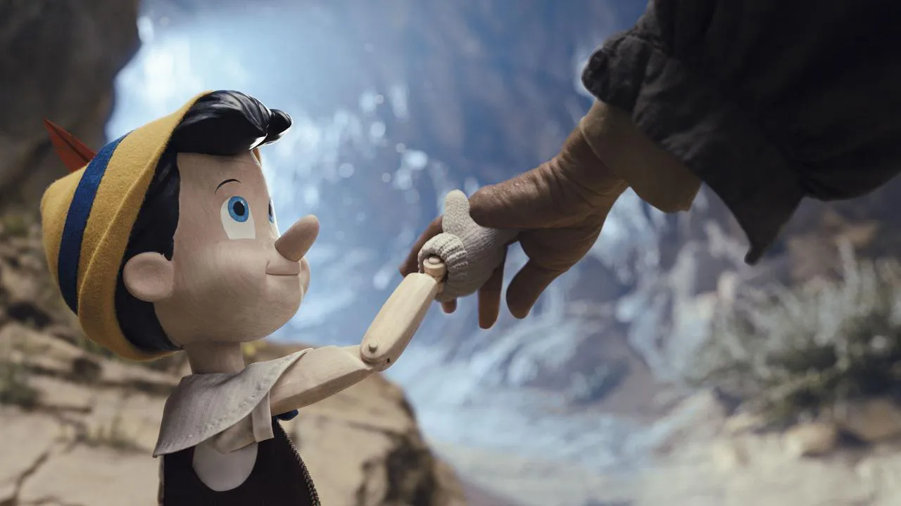 【写真】ゼペットの手をとり笑顔を浮かべるピノキオ