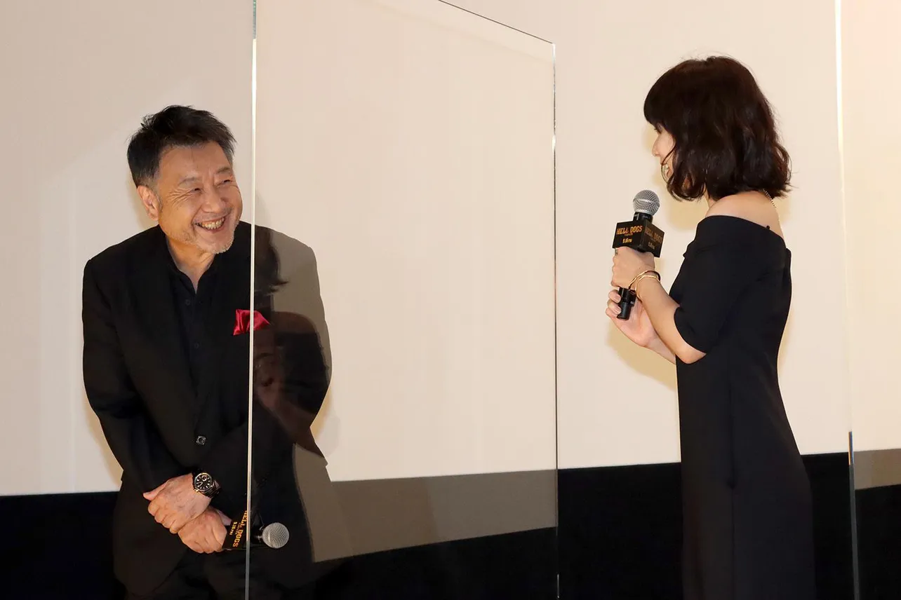 「公開おめでとうございます」と原田眞人監督に声を掛ける松岡茉優