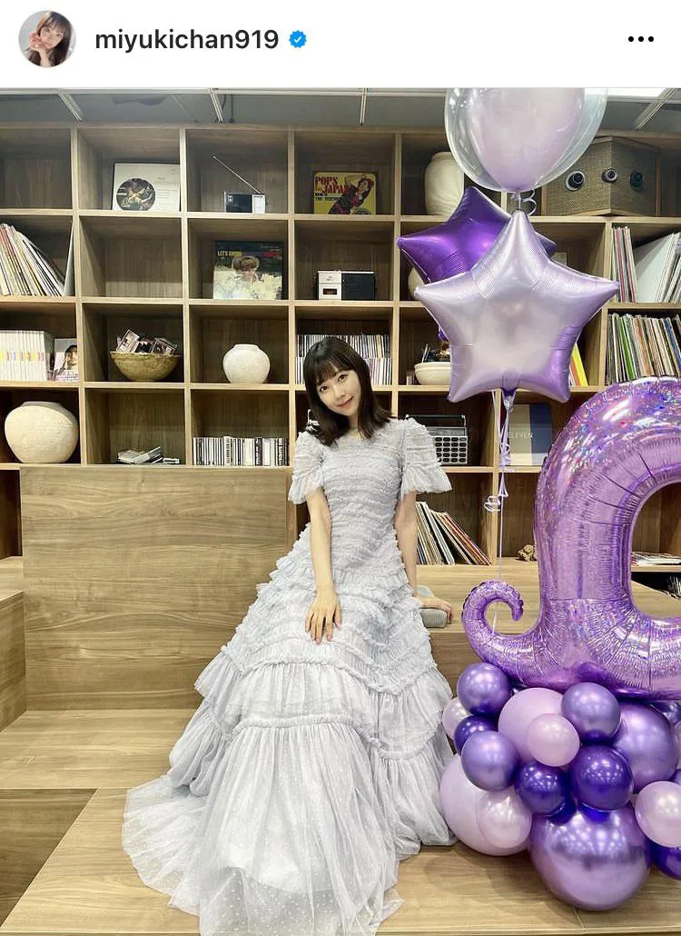 紫色の華やかなバルーンを横に29歳の誕生日を迎えたことをファンに報告する渡辺美優紀