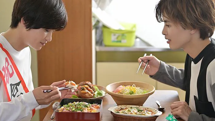 【写真】草川拓弥“湊”の手作り料理を楽しむ西垣匠“慎太郎”