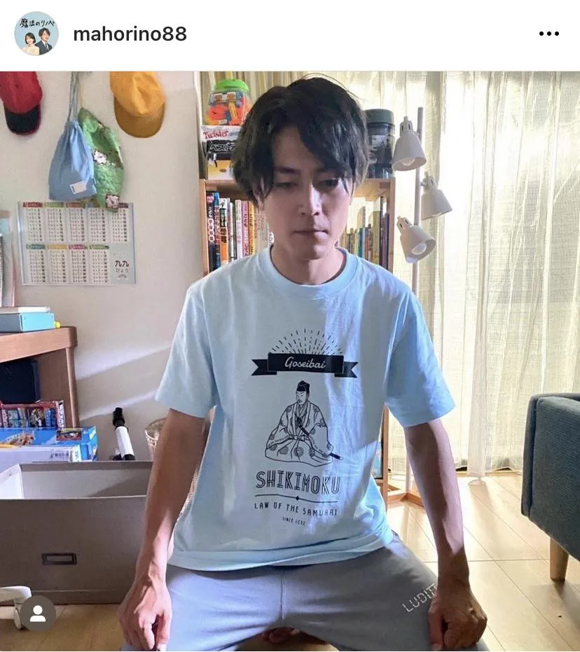 着用するTシャツのイラストをまねる間宮祥太朗