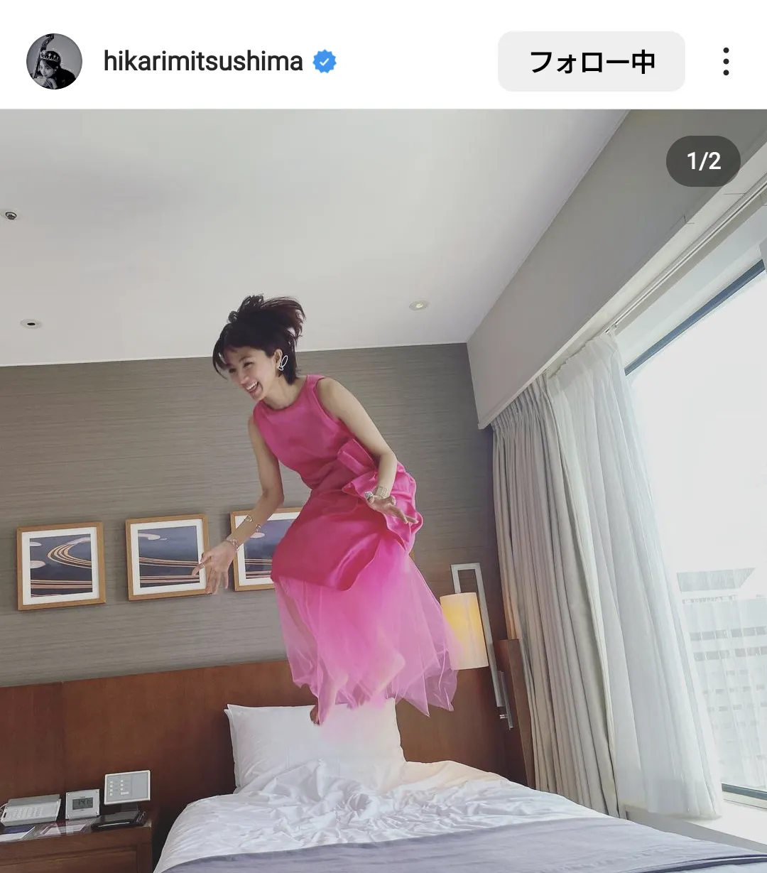 ピンクのドレス姿でベッド上で大ジャンプする満島ひかり