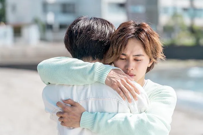 【写真】草川拓弥“湊”と西垣匠“慎太郎”、背中に手を回して抱き合う二人